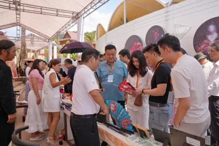 “侨连五州·七彩云南”第21届东盟华商会系列活动在德宏芒市举行