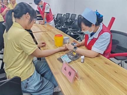 我区开展世界肝炎日主题宣讲义诊活动