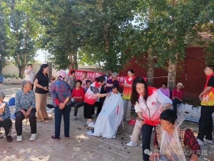 共青团张北县委组织开展“银发焕新颜，巧手送温情”志愿服务活动