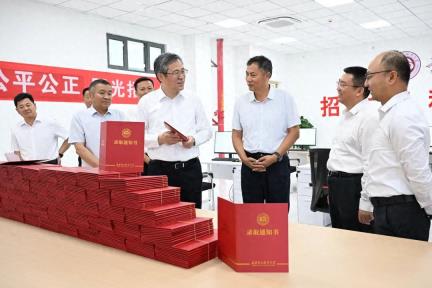 何忠友在草湖项目区、三师图木舒克市调研