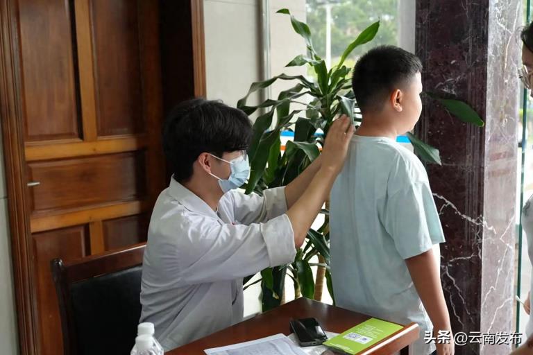 普洱开展儿童青少年脊柱侧弯巡回义诊活动