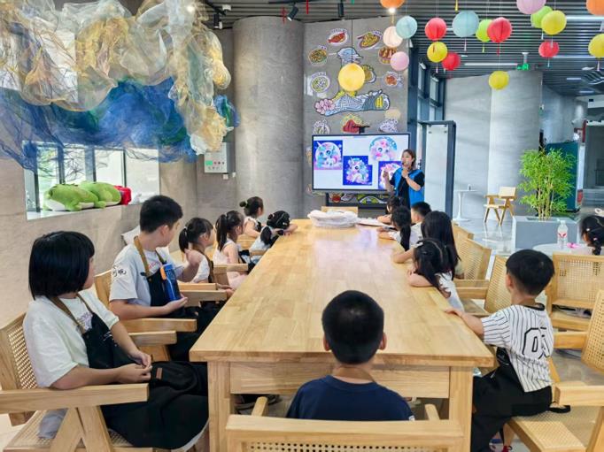 “指尖魔法·独角兽之梦”——DIY海绵纸抱枕活动在上饶美术馆开展