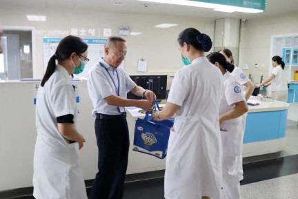 夏日送清凉，关怀沁人心——市三院开展夏日送清凉慰问活动