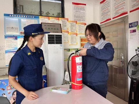湖北潜江：“敲门服务队”走进加油站开展消防宣传活动