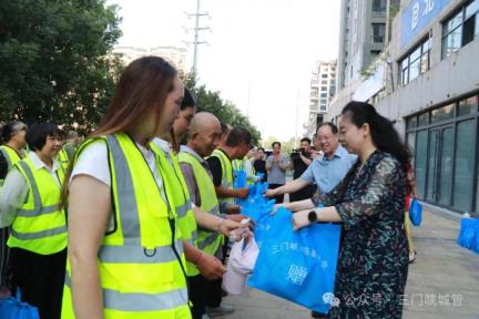 炎热酷暑送清凉 慈善情系环卫工——市慈善总会举行“慈善情暖万家 夏送清凉”活动
