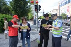 伊春交警走进出租车公司、公交站点开展交通安全主题宣传活动
