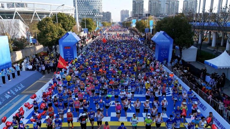浙江乐清：奔跑花海间  2025乐清半程马拉松燃情开跑