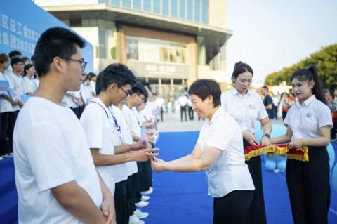 【金秋助学 圆梦学子 工会在行动】鹤壁市淇滨区总工会开展“十八而志逐梦前行”暨“金秋助