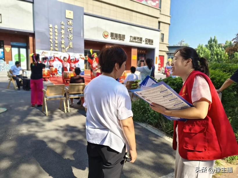 鹤壁金鹤社区淇河书屋举行文艺汇演与爱心理发活动