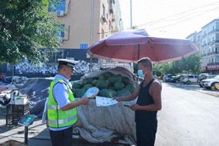 赤峰市公安局元宝山区分局交管大队组织警力深入辖区村镇集市开展交通安全主题宣传活动。