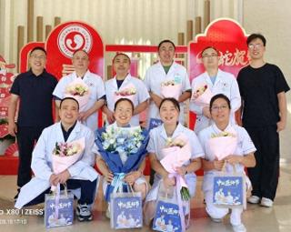 「泸州」农工党泸州市委会开展医师节慰问活动