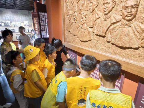 暑期托管添“红”色：鄂州市图书馆开展陈潭秋故居纪念馆参观活动