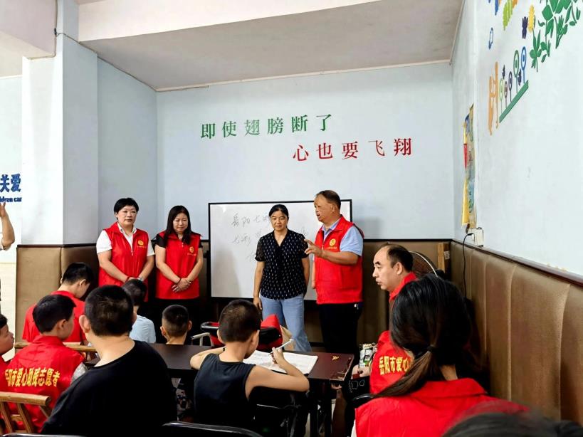 把爱送进家：岳阳市爱心助残志愿者顶着酷暑走进“七彩梦”为脑瘫儿童举办“送清凉活动”