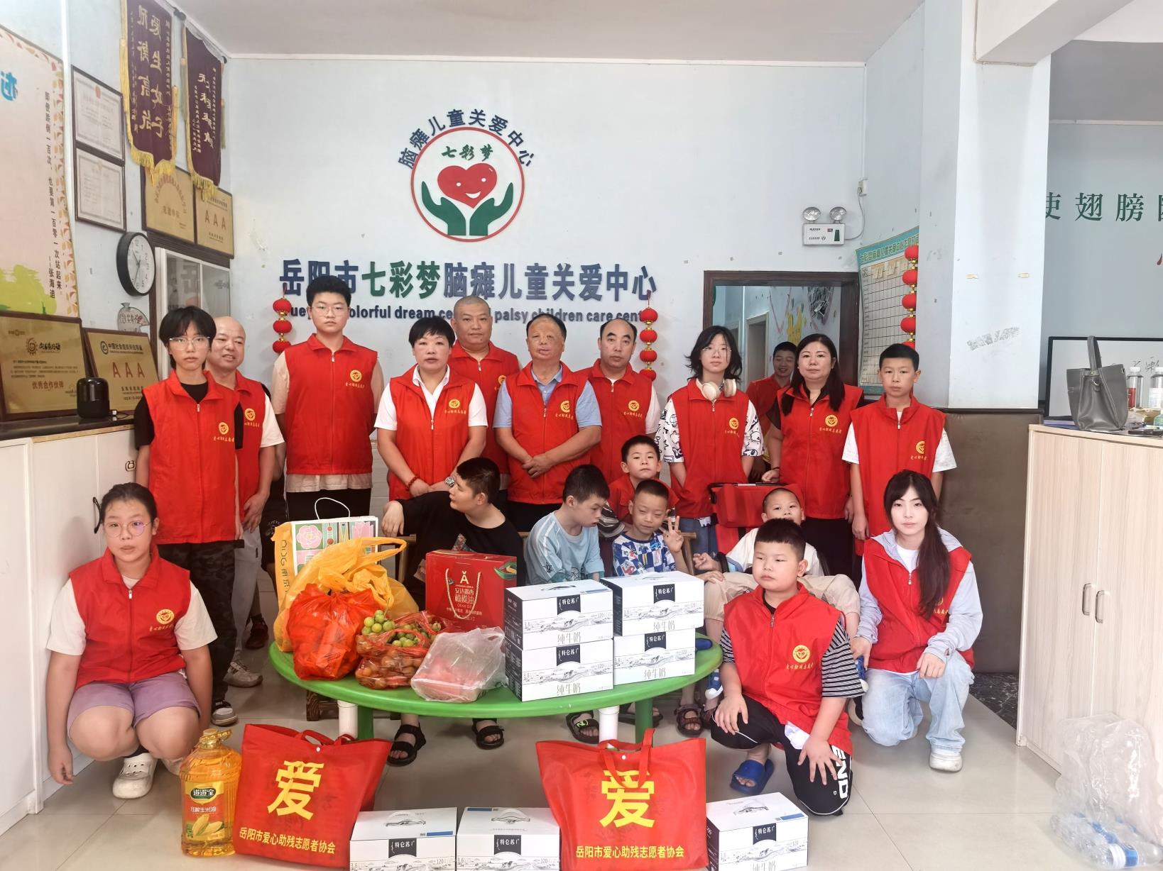 把爱送进家：岳阳市爱心助残志愿者顶着酷暑走进“七彩梦”为脑瘫儿童举办“送清凉活动”