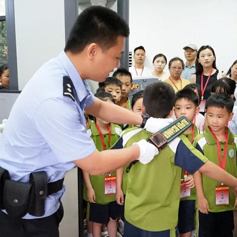 法润新苗少年行——濮阳中院组织开展2025年“暑期警营开放日”活动