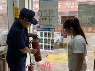 咸宁开展高温天气沿街商铺消防安全宣传活动