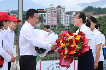 侨连五洲情系红河 中越携手共话未来 ——“东盟华商红河行”首日考察活动在河口启动