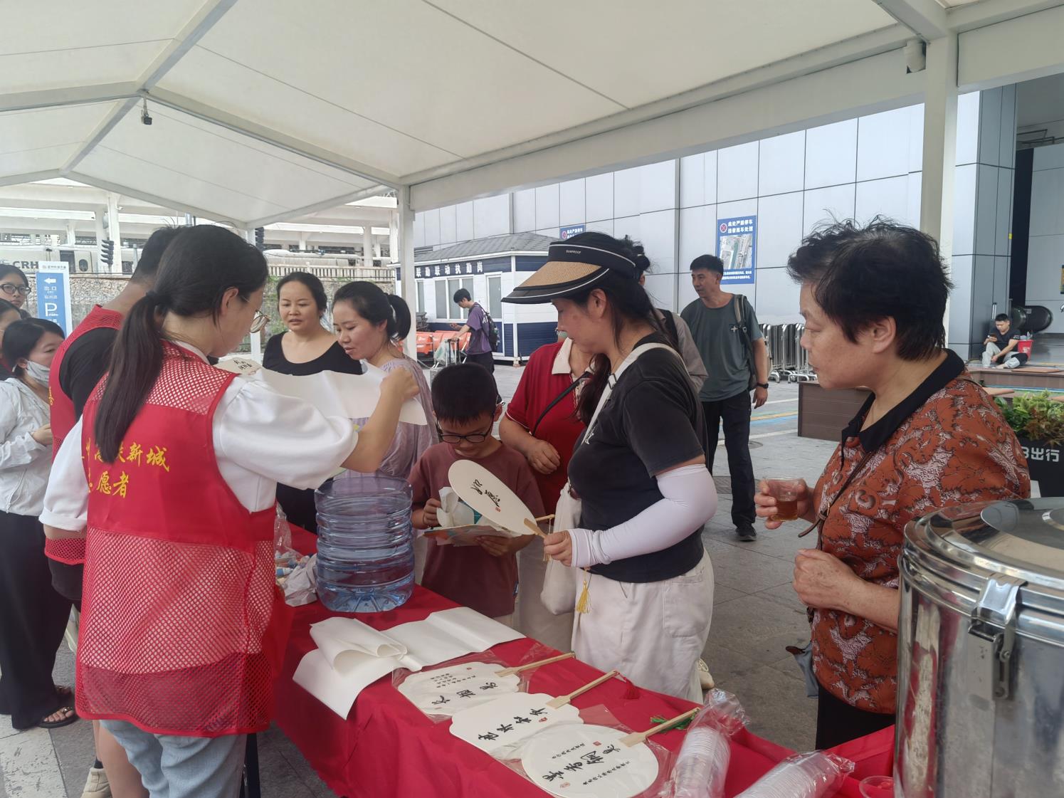 温心汇开展“一路‘扇’行，暑运生花”漆扇体验活动