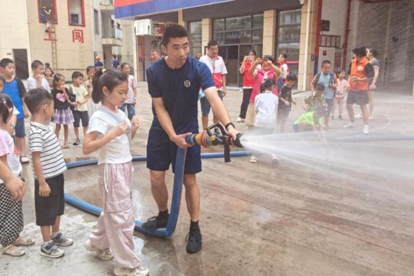 江山大队组织开展消防站开放系列宣传体验活动