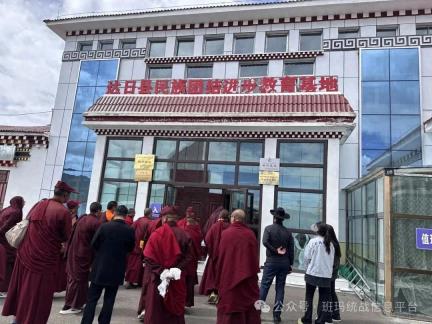果洛班玛：组织宗教活动场所民管会主任及成员赴查朗寺开展观摩学习活动