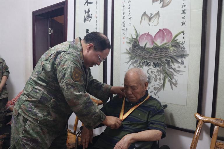 致敬烽火英雄 传承红色记忆——荆州干休所开展“中国人民抗日战争胜利80周年”纪念章发放