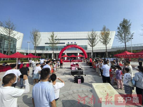 手绘地图、模拟飞行、实景三维……郑州航空港测绘法宣传活动玩转 “地理知识”