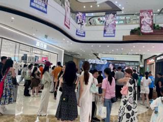 张韶涵应援活动燃爆衢州吾悦广场，粉丝热情点亮“张韶涵痛楼”