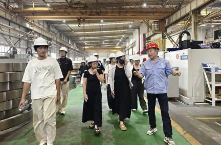 河南省洛阳市总工会开展探岗活动：让学子与企业“双向奔赴”