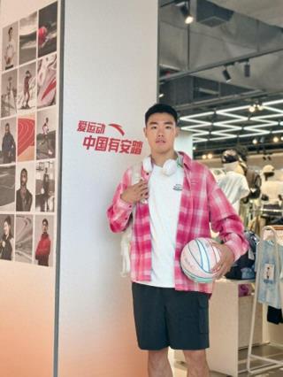 扣篮王廖叶康、得分王叶骏亮相衢州吾悦，一日店长活动点燃篮球热潮