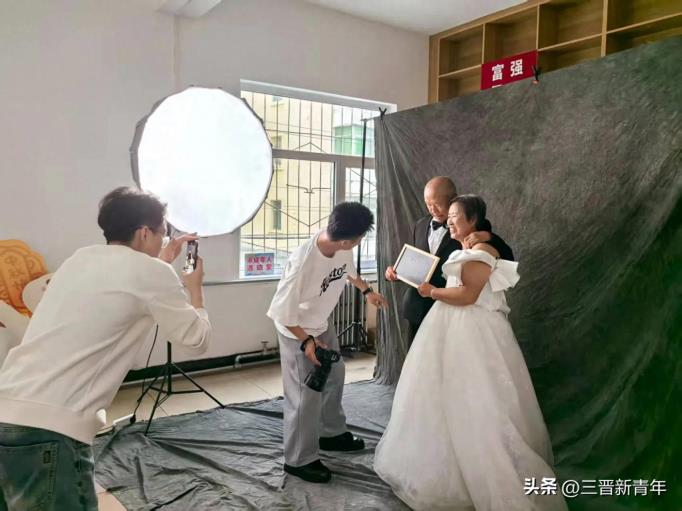 阳泉市矿区如意庄社区举办青丝到白首 金婚伉俪穿越时光的浪漫活动