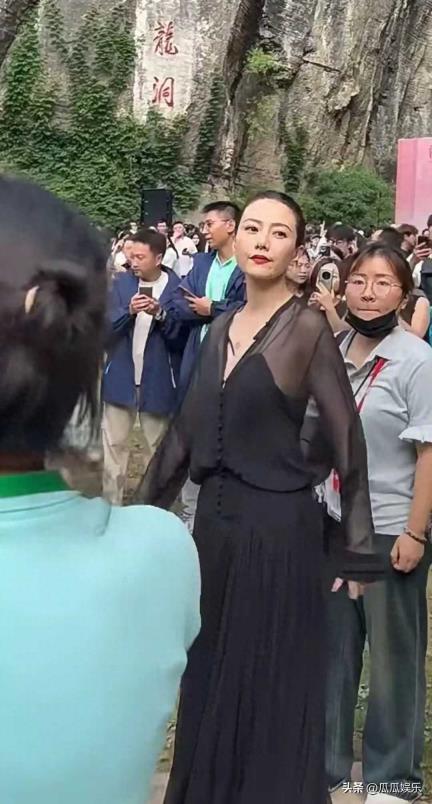 近日，国民女神高圆圆现身湖北恩施出席活动，非常热闹。