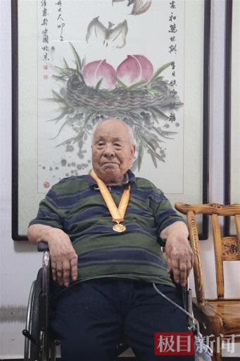 为百岁抗战老兵戴勋章！荆州干休所开展“中国人民抗日战争胜利80周年”纪念章发放活动
