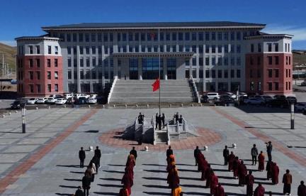 果洛玛多：藏传佛教界举行纪念中国人民抗日战争暨世界反法西斯战争胜利80周年升国旗和祭英