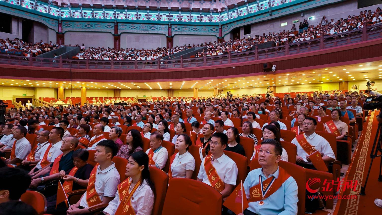 广州中山纪念堂举行纪念抗战胜利80周年千人观阅兵活动