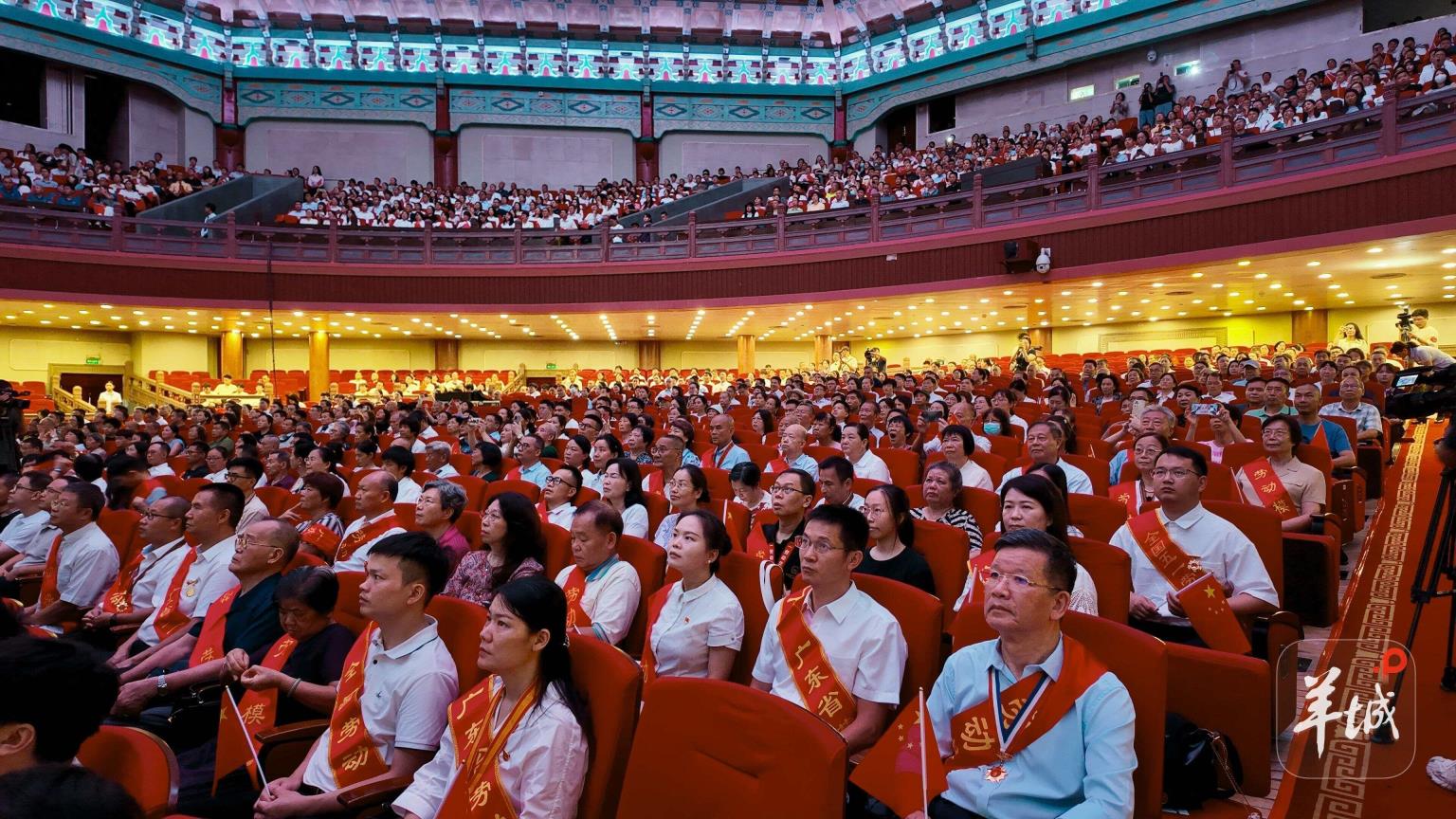 广州中山纪念堂举行纪念抗战胜利80周年千人观阅兵活动