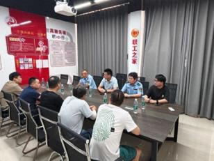 镇江两部门联合开展夏送清凉慰问司机群体活动
