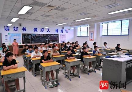 缅怀先烈学抗战精神！镇江南徐中学与甘露律所办党建国防教育活动