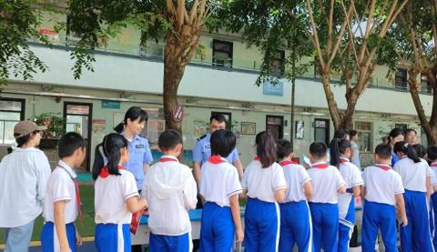 海南五指山法院到市一小开展“法治育苗 护航成长”主题宣传活动