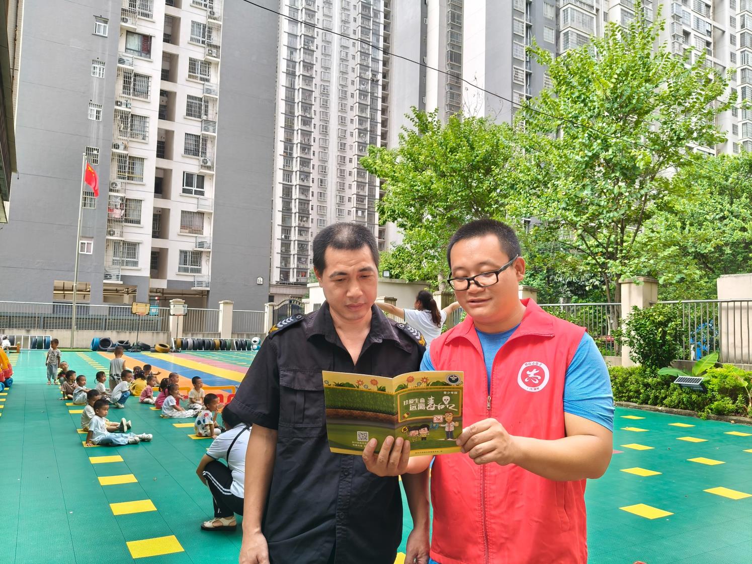 柳州市柳南区柳邕社区开展“情暖教师节禁毒护家园”禁毒宣传活动