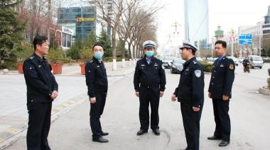 西峰交警、城管联合执法 重拳整治“乱停车”