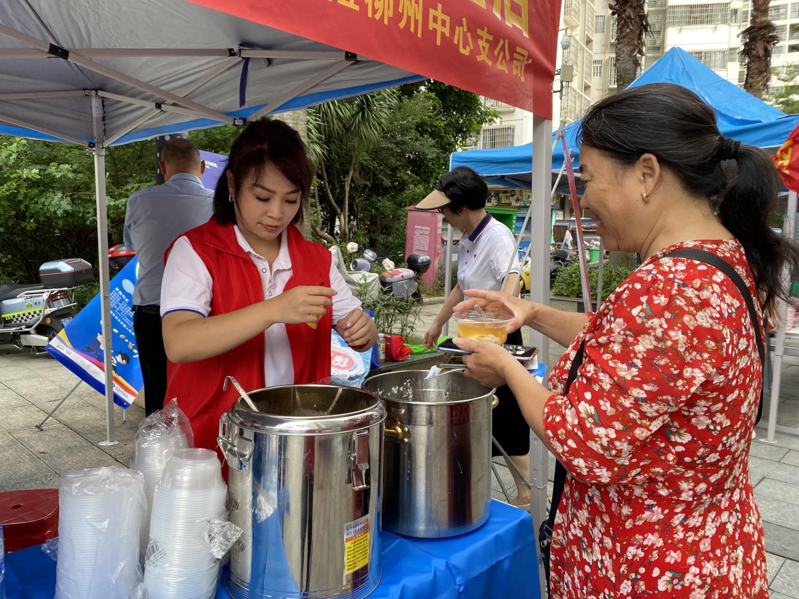 柳州市鱼峰区德润社区开展“金秋送暖 爱心同行”暨禁毒反邪宣传活动
