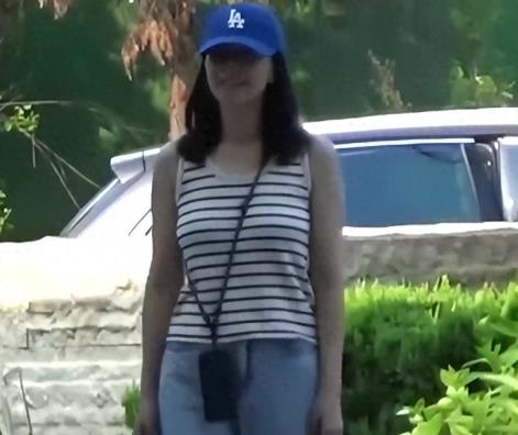 高叶亮相雅诗兰黛南京活动，以优雅形象和专业素养获赞
