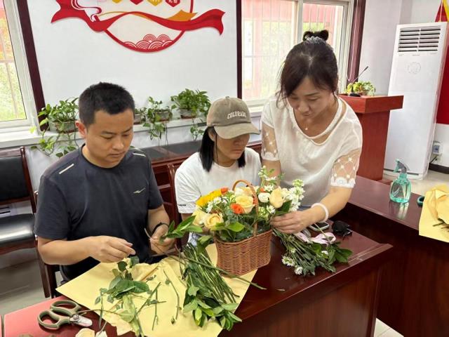 新华区广厦社区举办插花活动