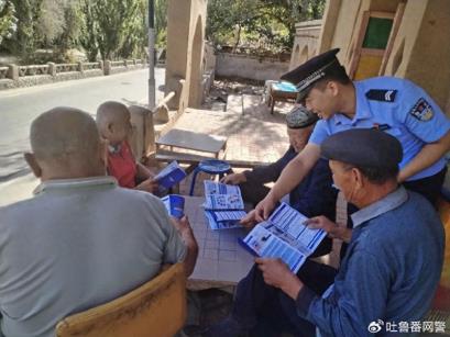 吐鲁番市公安机关网安部门联合各相关单位开展2025年国家网络安全宣传周“法治日”主题宣传