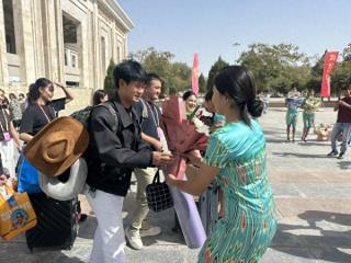 带着自豪与温暖 参加新疆维吾尔自治区成立70周年庆祝活动的19名和田新玉歌舞团代表返回和田