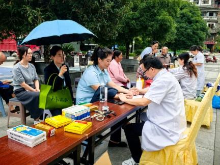 省教科文卫工会赴阿坝甘孜开展“送医送教送科学”慰问活动