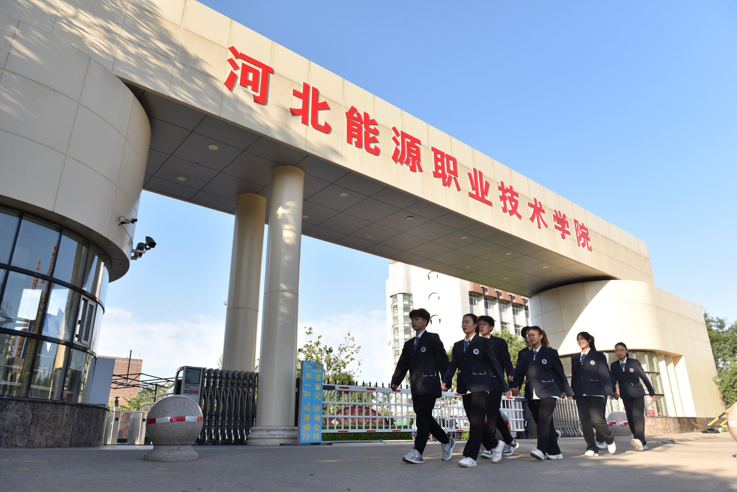 河北能源职业技术学院“三下乡”社会实践：张北草原的“碳”寻者