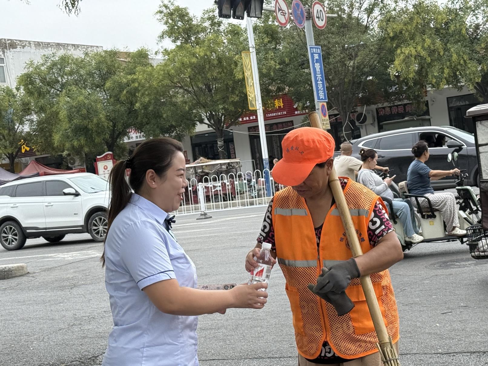 致敬城市美容师  焦作电信爱心翼站开展关爱环卫工人活动