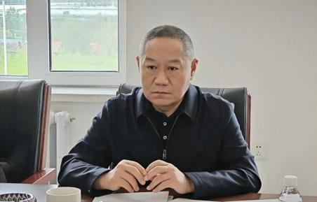 钱言考，到私人游艇上进行观光娱乐活动