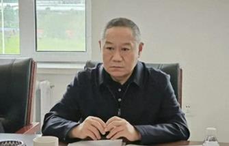 钱言考，到私人游艇上进行观光娱乐活动